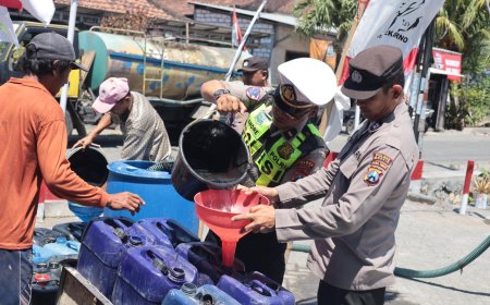 Polres Gresik Peduli, Salurkan Bantuan Air Bersih untuk Warga 3 Desa di Balongpanggang